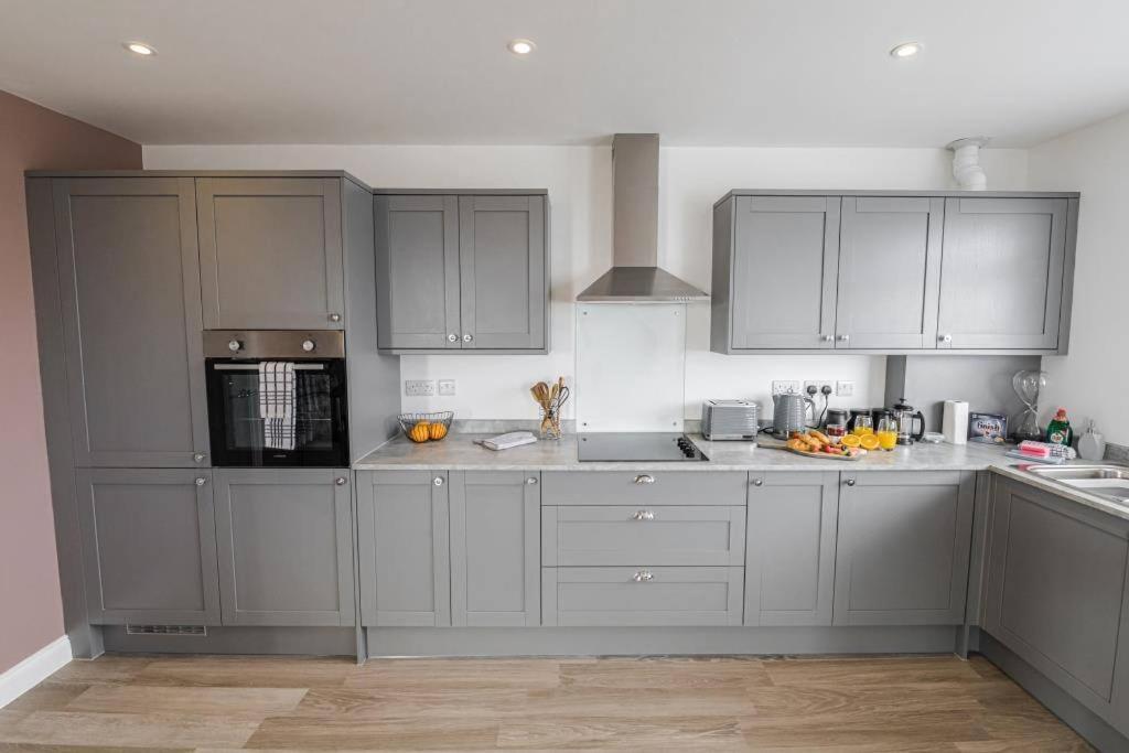 Bournecoast - Stylish Flat With Balcony - Sea Views - 10 Min Walk To Beach - Parking - Wifi - Fm8407 Bournemouth Exterior foto