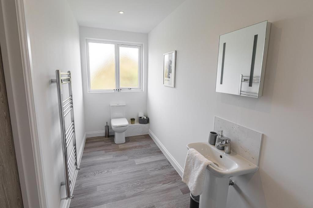 Bournecoast - Stylish Flat With Balcony - Sea Views - 10 Min Walk To Beach - Parking - Wifi - Fm8407 Bournemouth Exterior foto