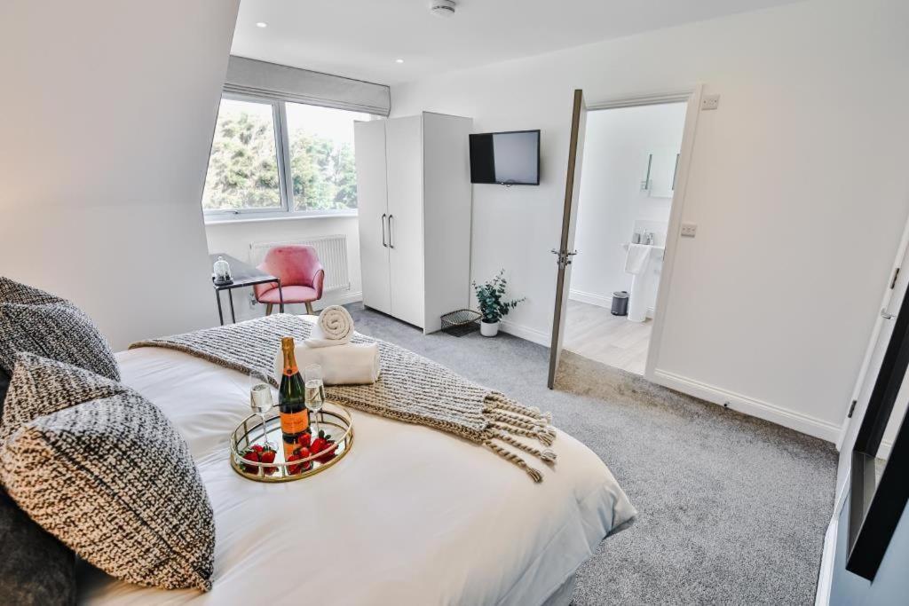 Bournecoast - Stylish Flat With Balcony - Sea Views - 10 Min Walk To Beach - Parking - Wifi - Fm8407 Bournemouth Exterior foto