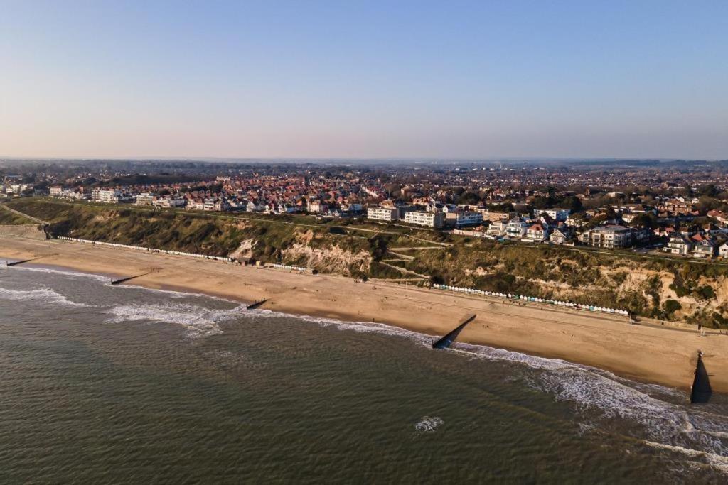 Bournecoast - Stylish Flat With Balcony - Sea Views - 10 Min Walk To Beach - Parking - Wifi - Fm8407 Bournemouth Exterior foto