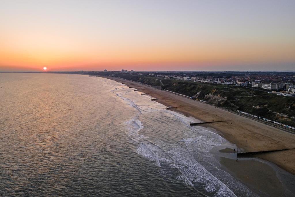 Bournecoast - Stylish Flat With Balcony - Sea Views - 10 Min Walk To Beach - Parking - Wifi - Fm8407 Bournemouth Exterior foto