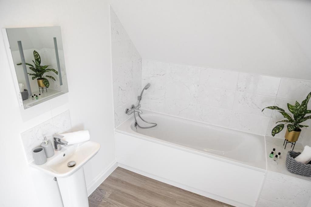 Bournecoast - Stylish Flat With Balcony - Sea Views - 10 Min Walk To Beach - Parking - Wifi - Fm8407 Bournemouth Exterior foto