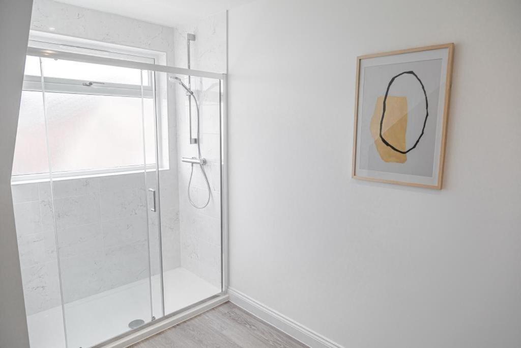 Bournecoast - Stylish Flat With Balcony - Sea Views - 10 Min Walk To Beach - Parking - Wifi - Fm8407 Bournemouth Exterior foto