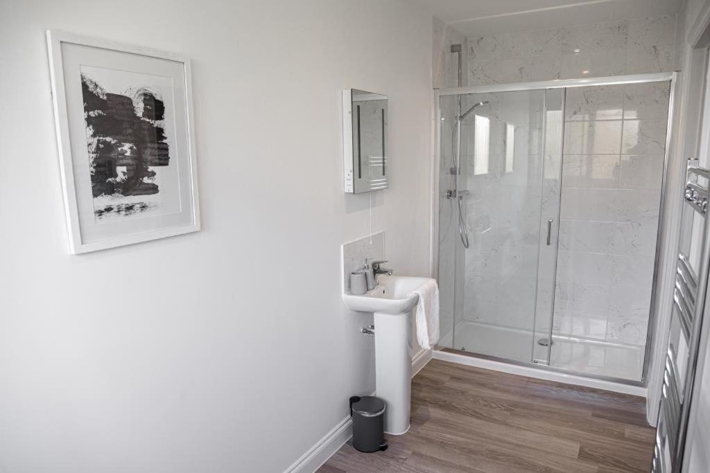 Bournecoast - Stylish Flat With Balcony - Sea Views - 10 Min Walk To Beach - Parking - Wifi - Fm8407 Bournemouth Exterior foto