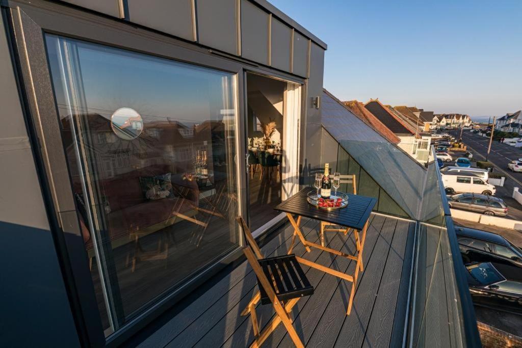 Bournecoast - Stylish Flat With Balcony - Sea Views - 10 Min Walk To Beach - Parking - Wifi - Fm8407 Bournemouth Exterior foto