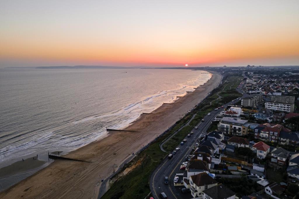 Bournecoast - Stylish Flat With Balcony - Sea Views - 10 Min Walk To Beach - Parking - Wifi - Fm8407 Bournemouth Exterior foto